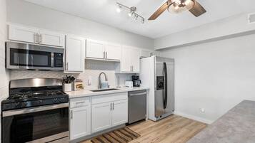 Apartment, 2 Bedrooms, Air conditioning | Private kitchen | Full-sized fridge, microwave, oven, stovetop