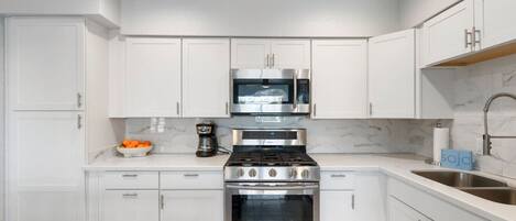 Apartment, 2 Bedrooms, Non Smoking, Kitchen | Private kitchen | Full-size fridge, microwave, oven, stovetop