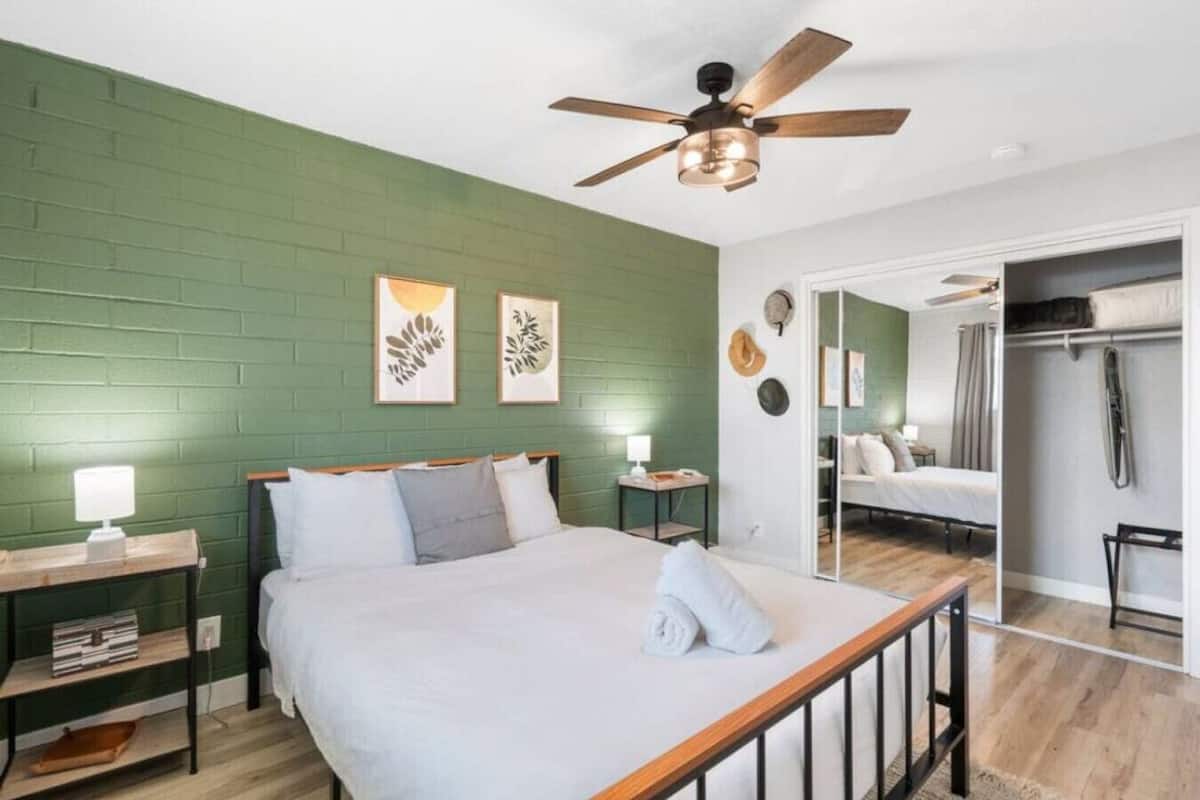 Desk, laptop workspace, iron/ironing board, free WiFi