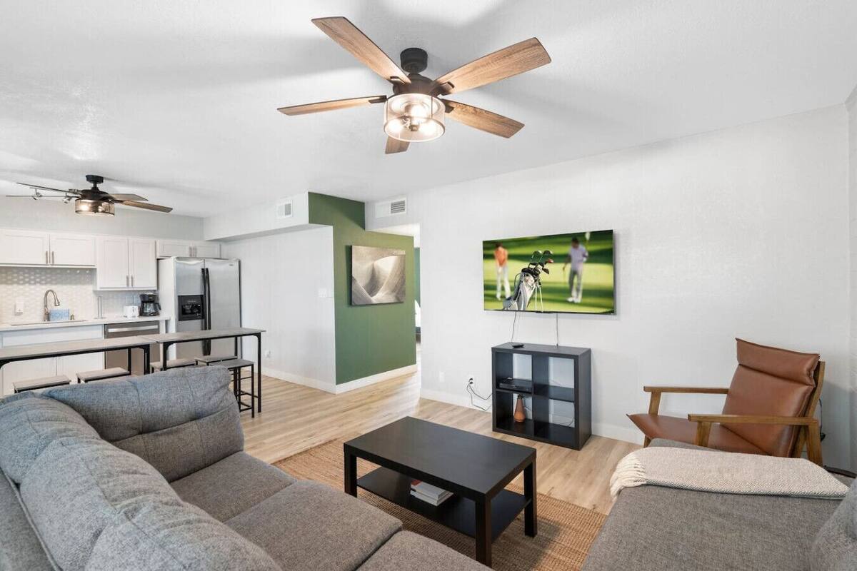 Apartment, 2 Bedrooms, Air conditioning | Living area | 50-inch Smart TV with cable channels