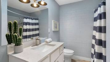 Apartment, 2 Bedrooms | Bathroom | Free toiletries, hair dryer, towels, toilet paper