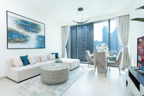 Exclusief appartement, uitzicht op de stad | Woonkamer | Een 40-inch smart-tv met digitale zenders