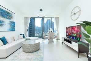 Departamento exclusivo, vista a la ciudad | Sala de estar | Smart TV de 40 pulgadas con canales digitales 