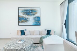 Exclusive-huoneisto, kaupunkinäköala | Olohuone | 40–tuumainen äly-TV, jossa digitaalikanavat