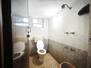 Produtos de toalete grátis, toalhas de banho, sabonete, shampoo