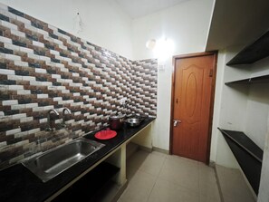 Appartamento Luxury, balcone, vista città | Cucina privata | Frigorifero nell'area comune, forno a microonde nell'area comune