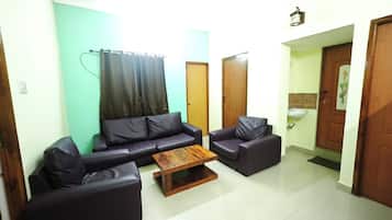 Apartamento de lujo, balcón, vistas a la ciudad | Zona de estar | Televisión de plasma de 32 pulgadas con canales por satélite