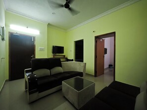 Appartamento Luxury, balcone, vista città | Area soggiorno | TV al plasma 32 pollici con canali satellitari, stampante