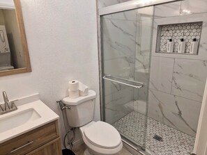 Douche, sèche-cheveux, bidet, serviettes fournies
