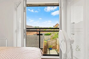 Iron/ironing board, free WiFi, bed sheets