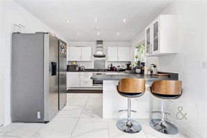 Een koelkast, een magnetron, een oven, een kookplaat