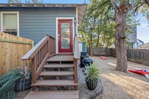 Terrace/patio - The Hideout - 2BR East Austin Home & Backyard (Austin)