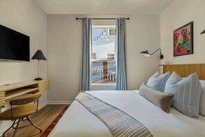 2 bedrooms, desk, iron/ironing board, free WiFi - The Hideout - 2BR East Austin Home & Backyard (Austin)