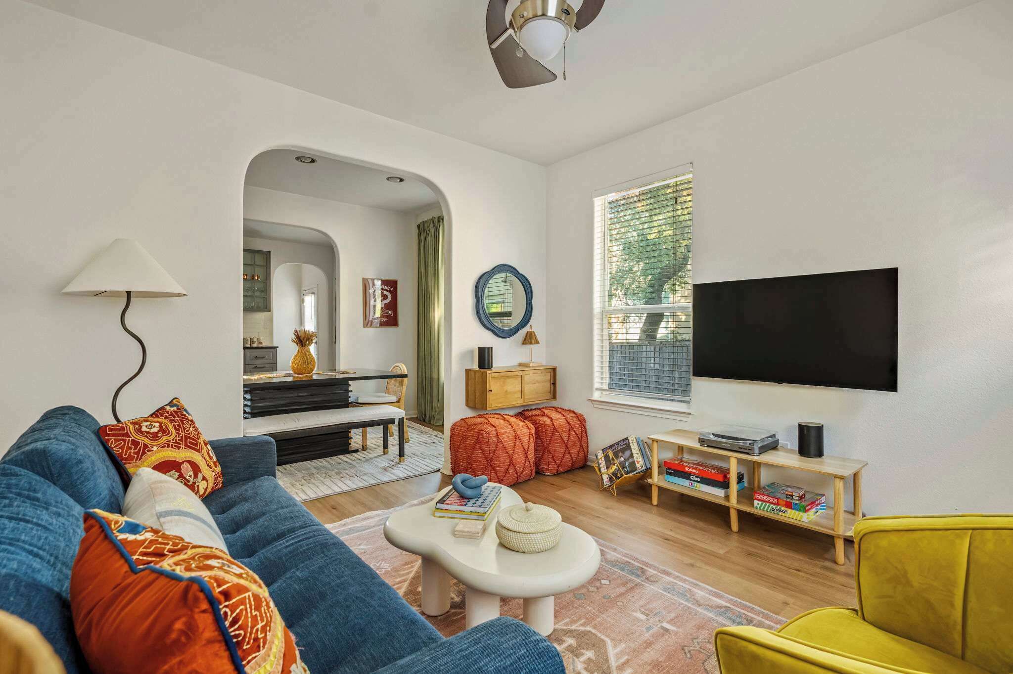 Smart TV, libros y oficina 