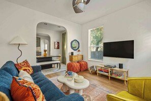 Smart TV, books, offices - The Hideout - 2BR East Austin Home & Backyard (Austin)