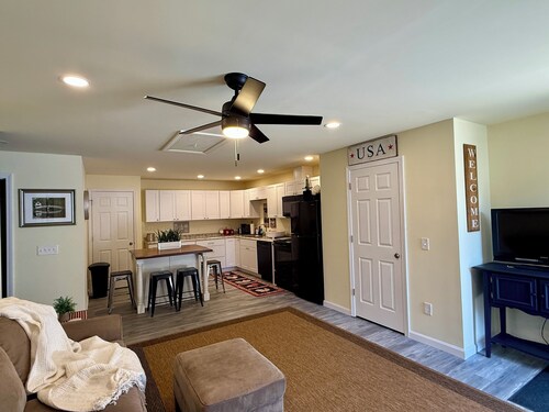 Cozy 2-bedroom apartment in Bangor, hospital and downtown nearby!