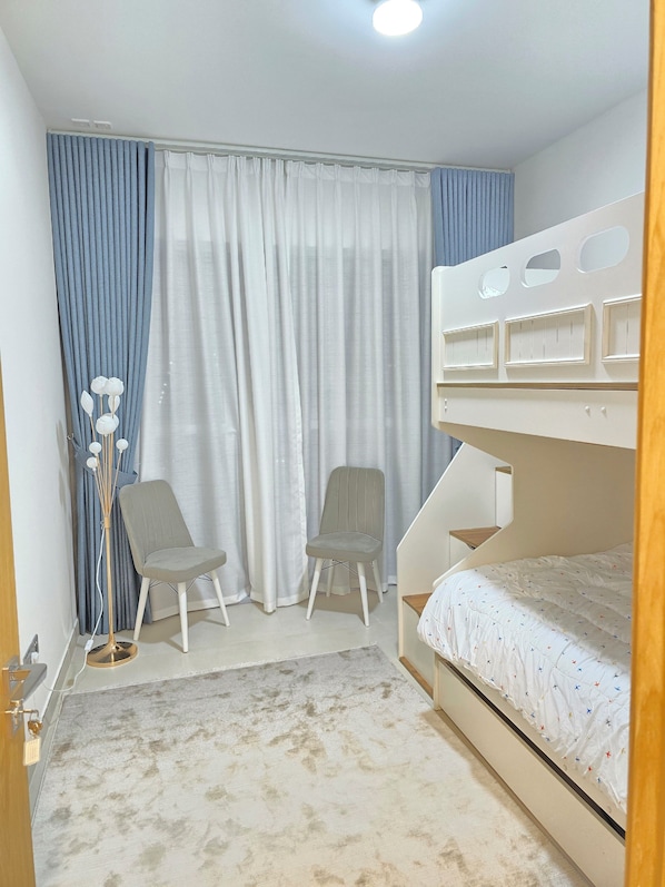 Apartamento de lujo, balcón, vistas a la ciudad | Cortinas opacas y sistema de insonorización