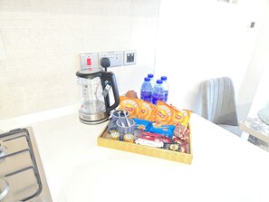 Apartamento de lujo, balcón, vistas a la ciudad | Cocina privada | Frigorífico grande, microondas, horno y utensilios de cocina