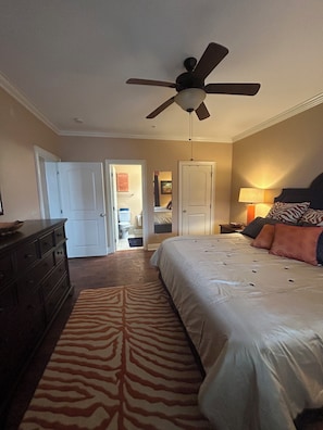 3 habitaciones, tabla de planchar con plancha, wifi y ropa de cama 
