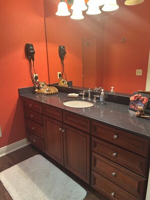 Hårføner, håndklær og toalettpapir