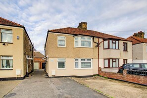 Exterior - Spacious 4-Bed House in Welling - Free parking (Welling)