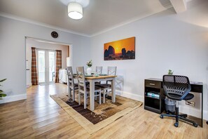 Dining - Spacious 4-Bed House in Welling - Free parking (Welling)