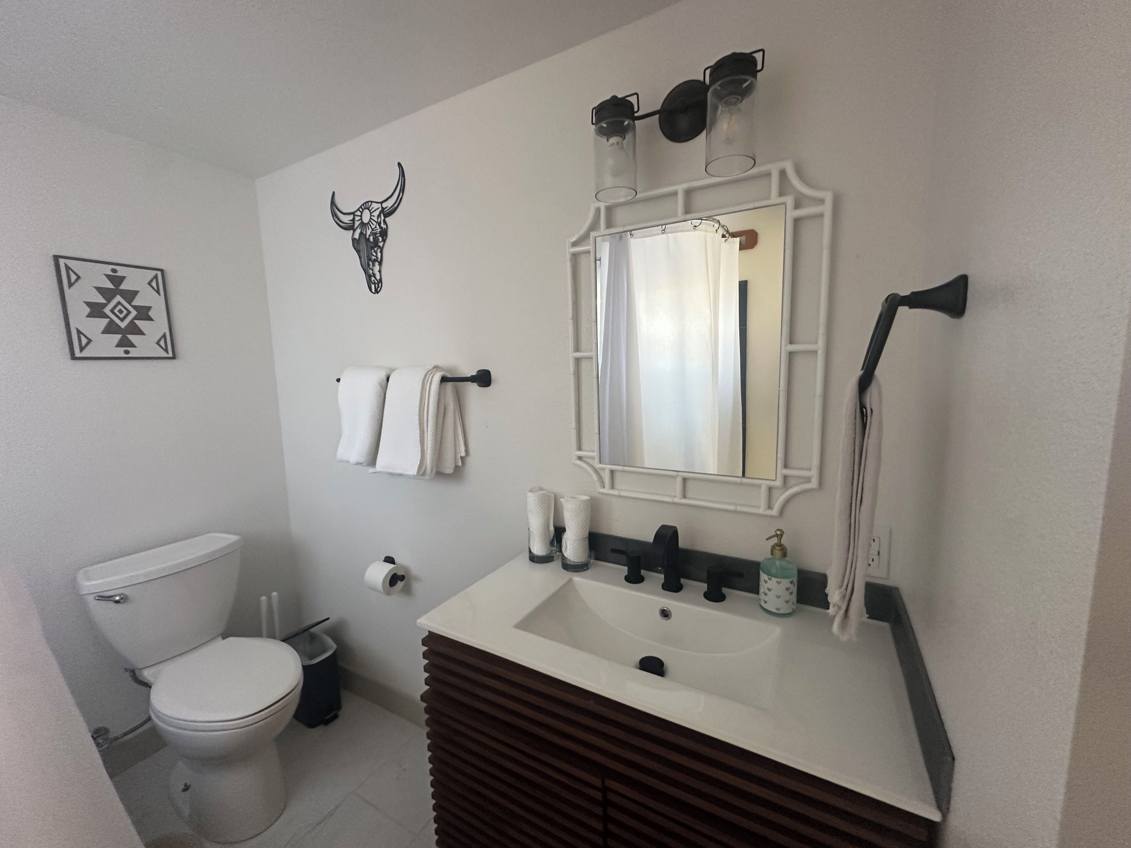 Sèche-cheveux, serviettes fournies, savon, papier toilette