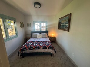 2 bedrooms, WiFi, bed sheets - Beautiful bungalow downtown Ashland railroad district (Ashland)