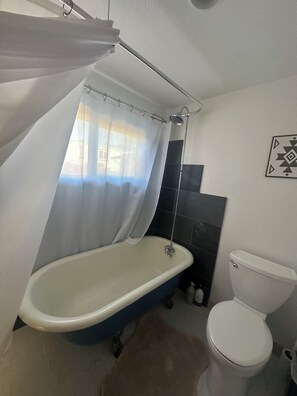 吹风机、毛巾、肥皂、卫生纸