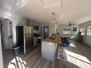 Fridge, microwave, oven, stovetop - Beautiful bungalow downtown Ashland railroad district (Ashland)