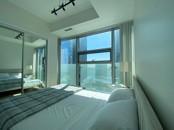 Iron/ironing board, free WiFi - NOVA Stays (Toronto)