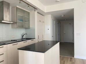 Iron/ironing board, free WiFi - NOVA Stays (Toronto)