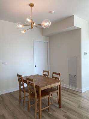 Iron/ironing board, free WiFi - NOVA Stays (Toronto)