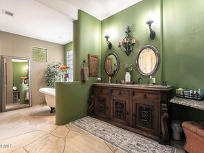 تجهيزات دش، حوض استحمام بنظام ضخ المياه، مجففات شعر، مناشف