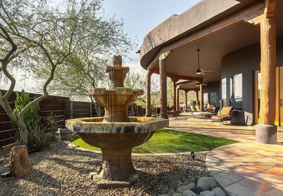 Stunning 3-bedroom house with fitness room, hot tub and scenic views in Phoenix!
