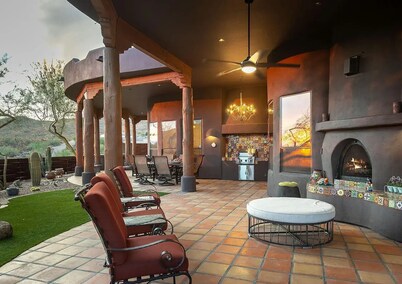 Stunning 3-bedroom house with fitness room, hot tub and scenic views in Phoenix!