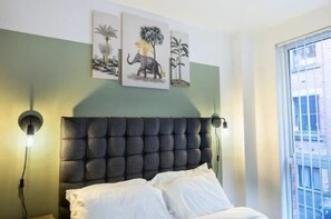 Tabla de planchar con plancha, wifi gratis y ropa de cama 