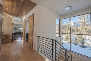Interior - Quandary Sunsets--mountain views with hot tub and 10-minutes to Breckenridge (Breckenridge)