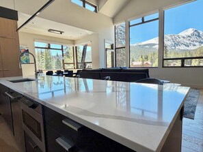 Interior - Quandary Sunsets--mountain views with hot tub and 10-minutes to Breckenridge (Breckenridge)