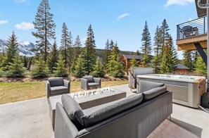 Une terrasse avec mobilier d’extérieur, un foyer et un sauna.
