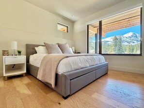 4 bedrooms, iron/ironing board, WiFi, bed sheets - Quandary Sunsets--mountain views with hot tub and 10-minutes to Breckenridge (Breckenridge)