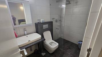 Een douche, een bidet, handdoeken, zeep