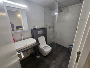 Douche, bidet, serviettes fournies, savon