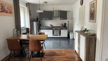 Fridge, oven, stovetop, coffee/tea maker