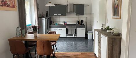 Réfrigérateur, four, plaque de cuisson, cafetière/bouilloire