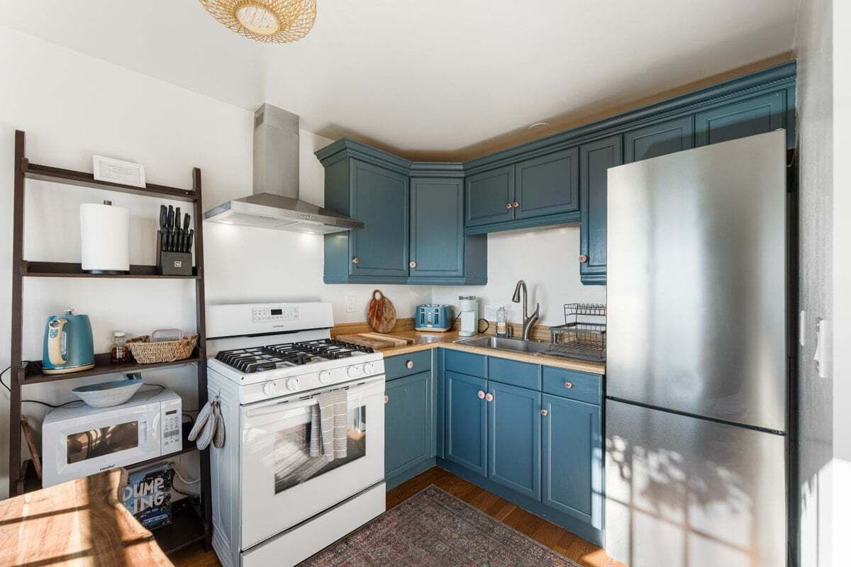 Réfrigérateur, four à micro-ondes, un four, surface de cuisson