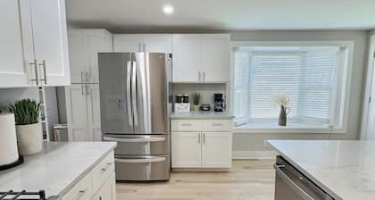 Pink House - Downtown & 7 Mins to Cedar Point