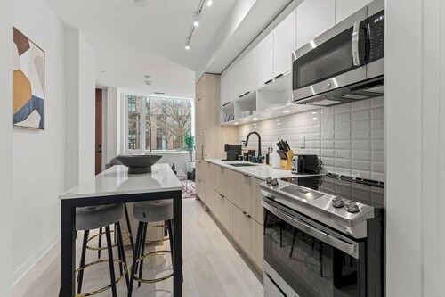 Stylish 1BR Townhouse with 1.5 Baths near Distillery District