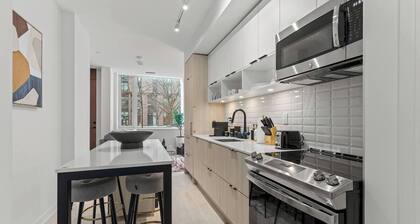 Stylish 1BR Townhouse with 1.5 Baths near Distillery District