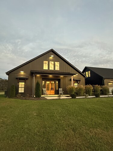 Gorgeous New Modern Farmhouse 3-bedroom  in Eagleville w/ AC, Jacuzzi & on Land